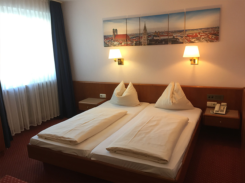 Einblick in ein Hotelzimmer im Hotel Carmen in München
