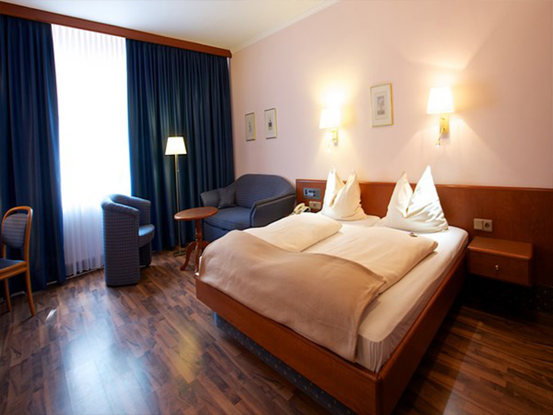 Einblick in ein Hotelzimmer im Hotel Carmen in München