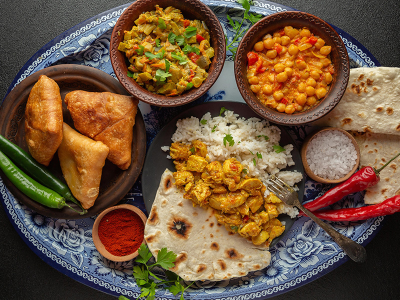 Imagebild indisches Essen: Platte mit verschiedenen Gerichten